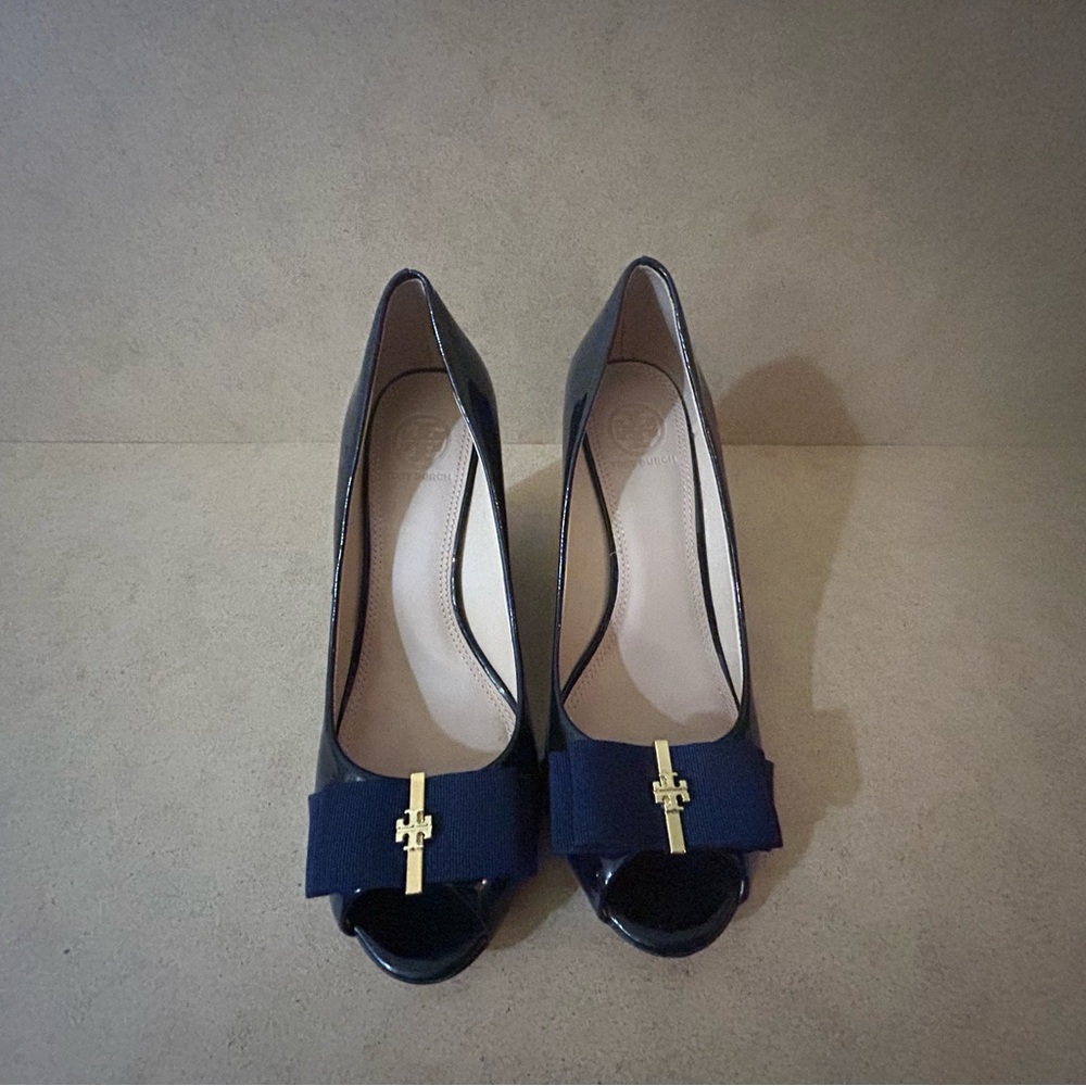 Cute little wedges with a glossy finish, and a good interior